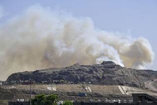 Watch: Billows of Smoke Erupts as Delhi's Ghazipur Landfill Continues to Rage