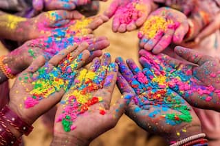 Holi 2022: रंगों से ही क्यों खेली जाती है होली? श्रीकृष्ण से जुड़ी है बात