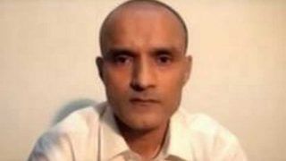 Pakistan की अदालत ने भारत से कहा- कुलभूषण जाधव के लिए 13 अप्रैल तक वकील नियुक्त करें