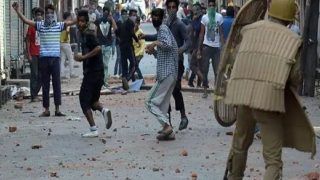 Jammu Kashmir News: श्रीनगर में आतंकियों से मुठभेड़ के बाद सुरक्षाबलों पर पत्थरबाजी के आरोप में 15 गिरफ्तार