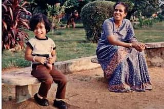 Viral: फोटो में खिलखिलाकर हंसती दिख रही बच्ची है बॉलीवुड का बड़ा नाम, आमिर-सलमान संग सुपरहिट रही है जोड़ी । पहचानो तो जानें