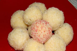 Coconut Ladoo Recipe: होली पर अपने मेहमानों को खिलाएं नारियल के लड्डू, जानें घर पर बनाने की विधि