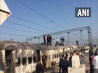 Video: Two Coaches Of Passenger Train Gutted In Fire In UP; Passengers Push Safe Compartments Away | Watch