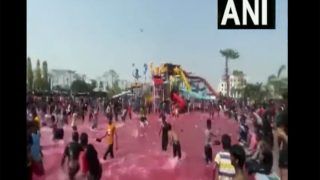 Video: बिहार में होली का जश्‍न ऐसा भी, पटना के वाटर पार्क में लोग एक-दूसरे पर चप्‍पल फेंकते आए नजर