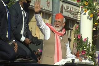 UP Assembly Election 2022: मोदी-मोदी के नारों से गूंजा काशी, पीएम के रोड शो में उमड़ा जनसैलाब