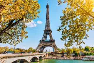 Eiffel Tower Bomb threat: पेरिस में उथल-पुथल, बम से उड़ाने की धमकी के बाद एफिल टावर खाली कराया गया | VIDEO