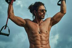 Shah Rukh Khan's Abs Make Official Comeback in New Twitter Photo: 'Apps Aur Abs Sab Bana Dalunga'
