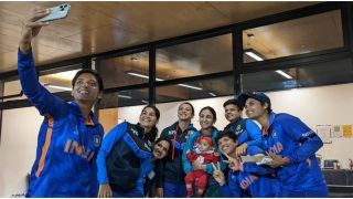Indian Women's Team Shares a Heart-Warming Moment With Pak Skipper Bismah Maroof's Daughter | Watch Video