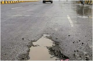 कैग की रिपोर्ट में खुलासा, राज्य और राष्ट्रीय राजमार्गों से ज्यादा खतरनाक हैं BBMP की सड़कें