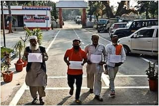 UP News: योगी सरकार की वापसी से खौफ में अपराधी, गले में तख्ती टांग थाने पहुंचे हिस्ट्रीशीटर