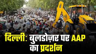 बीजेपी कार्यालय के बाहर जारी है AAP का प्रदर्शन, BJP पर लगा रिश्वतखोरी का आरोप