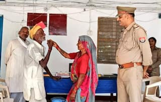 Viral Video: Desi Dada-Dadi Go to Police Station After Quarrel, UP Police Resolves Their Fight | Watch