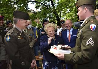 US Army Gives Birthday Cake to Italian Woman To Replace The One Soldiers Ate in World War II