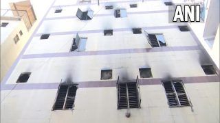 दिल्ली के आज़ाद बाज़ार के भीषण आग, एक इमारत हुई जलकर खाक, सिलेंडर फटने से 5 घायल