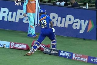 IPL 2022 । आउट होने के बाद दिखी ईशान किशन की हताशा, बाउंड्री लाइन पर किया बल्‍ले से प्रहार