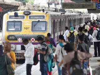 Mumbai Local Train Update: मुंबई लोकल ट्रेन के यात्री कृपया ध्यान दें, इन लाइनों पर रहेगा मेगा ब्लॉक