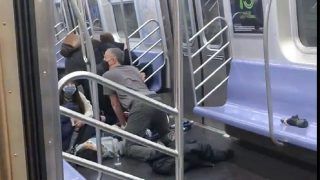 न्यूयॉर्क के ब्रुकलिन में रेलवे स्टेशन पर फायरिंग, कइयों को लगी गोली; गैस मास्क पहनकर आए थे हमलावर | जानें सभी अपडेट्स