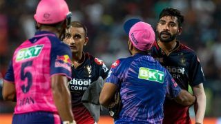 IPL 2022- RCB vs RR: मैच के दौरान मैदान पर भिड़े रियान पराग और हर्षल पटेल, तीसरे खिलाड़ी ने किया बीच बचाव