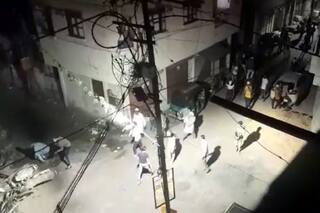 गुजरात के वडोदरा में भी हिंसक झड़प, बाइक की मामूली टक्कर के बाद दो गुटों में जमकर चले पत्थर