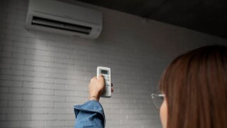 AC के सामने घंटों बैठे रहने से हो सकती हैं ये 4 खतरनाक बीमारियां, हो जाएं सावधान