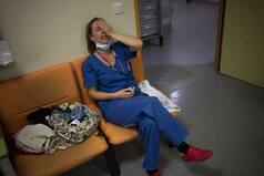 Living With COVID: Experts Divided on UK Plan as Cases Soar