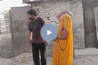 Woman Thrashes Eve-Teaser With Chappal in Full Public View in UP's Jhansi, Video Goes Viral | Watch