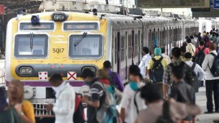 Mumbai Local Train: एसी लोकल ट्रेनों को लेकर एक और बड़ा फैसला, यात्रियों को मिलने जा रही राहत