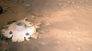 NASA के इन्जेन्यूटी हेलीकॉप्टर ने मंगल पर पर्सेवेरेंस रोवर के मलबे की तस्वीरें भेजीं, 18 फरवरी 2021 को लैंड हुआ था