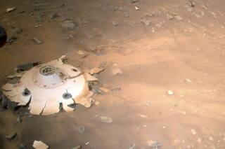 NASA के इन्जेन्यूटी हेलीकॉप्टर ने मंगल पर पर्सेवेरेंस रोवर के मलबे की तस्वीरें भेजीं, 18 फरवरी 2021 को लैंड हुआ था