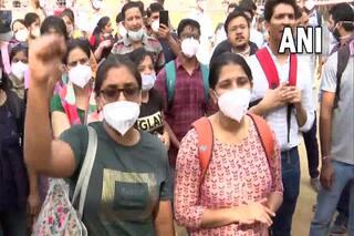 दिल्‍ली हाईकोर्ट ने हड़ताल कर रहीं एम्स की नर्सों को तुरंत काम पर लौटने का दिया निर्देश, निदेशक ने भी की अपील