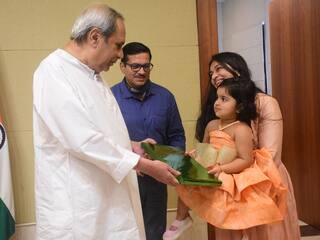 Wonder Kid! 2.5-Year-Old Girl Presents Odisha CM With One of Her 72 Paintings | See Pics