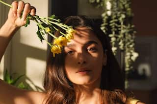 Alia Bhatt Welcomes Spring With Yellow Flowers in a Sun Soaked Picture, Fans Call Her Sunshine