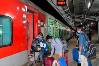 ट्रेनों में वरिष्ठ नागरिकों की मिलने वाली रियायत को लेकर सामने आई यह बड़ी जानकारी, जानें क्या है ताजा अपडेट