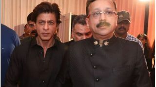 Shah Rukh Khan Pushed By Baba Siddiqui to Pose For Paparazzi at Iftar Bash, SRKians Get Angry! - Watch