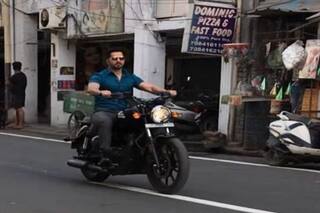 कानपुर में Varun Dhawan ने मचाया 'बवाल', बिना हेलमेट सड़क पर दौड़ाई बुलेट, कट गया चालान