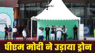 दिल्ली के प्रगति मैदान में पीएम मोदी ने उड़ाया ड्रोन। Watch Video