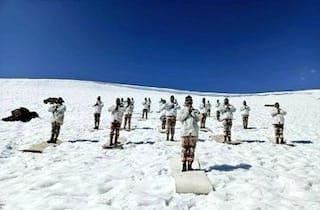ITBP Personnel Perform Yoga at 15,000 Feet in Snow-Capped Himalayas | Watch