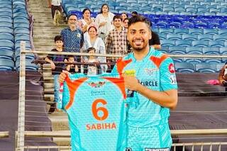 Mothers Day 2022: मां के नाम की जर्सी के साथ आवेश खान की तस्‍वीर वायरल, फ्रेम में नजर आया पूरा परिवार