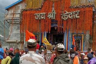 केदारनाथ में बढ़ी श्रद्धालुओं की भीड़, मंदिर परिसर में आईटीबीपी को तैनात किया गया | देखें वीडियो