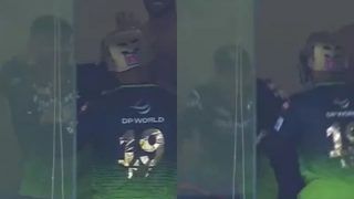 IPL 2022: Virat Kohli's Heartwarming Gesture After Dinesh Karthik's 8-Ball 30* During SRH vs RCB Goes Viral | WATCH VIDEO