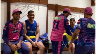 THALA For a Reason! Dhoni Signs Jerseys of RR Players; Fans Wow Heartwarming Gesture | WATCH