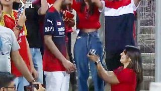 Ipl 2022 rcb vs csk women propose her partner for marriage during indian premier league match 5374815