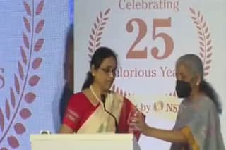 जब भाषण के बीच अधिकारी ने मांगा पानी तो बोतल लेकर खुद पहुंच गईं वित्त मंत्री निर्मला सीतारमण, देखें VIDEO