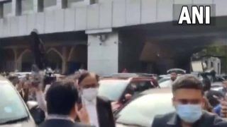 वीडियो: पी चिदंबरम के खिलाफ कांग्रेस सेल के वकीलों ने Calcutta HC के बाहर लगाए नारे, काला कपड़ा दिखाया