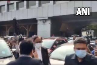 वीडियो: पी चिदंबरम के खिलाफ कांग्रेस सेल के वकीलों ने Calcutta HC के बाहर लगाए नारे, काला कपड़ा दिखाया