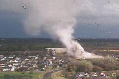 Fierce Tornado Rips Through Kansas, Damages Homes and Buildings | WATCH VIDEO