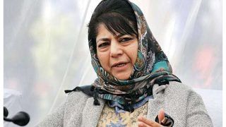 PDP प्रमुख महबूबा मुफ्ती ने किया 'नजरबंदी' का दावा तो कश्मीर पुलिस ने ट्वीट कर कही यह बात...
