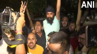 दिनभर चले सियासी ड्रामे के बाद देर रात रिहा हुए तजिंदर सिंह बग्गा, समर्थकों संग घर पहुंकर केजरीवाल पर बोला हमला