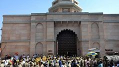 Gyanvapi Masjid Case LIVE: ज्ञानवापी मस्जिद के बाहर उमड़ी भीड़, बंद किए गए गेट, SC-HC में सुनवाई आज