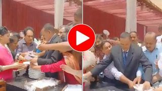 School Teacher Ka Video: खाने की प्लेट के लिए शिक्षकों के बीच जमकर हुई धक्का-मुक्की, फिर जो माहौल बना सोच भी नहीं सकते- देखें वीडियो